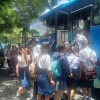 Bus sekolah Dishub Buleleng setia mengantar - jemput pelajar di seputaran kota Singaraja.